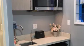 Cozy Hollywood Studio with Kitchenette near Hollywood Sign and Walk of Fame - Image 3