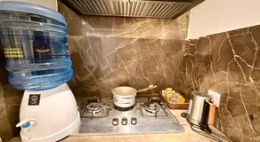 Luxury 1BR Suite at Zameen Aurum Gulberg - Image 4