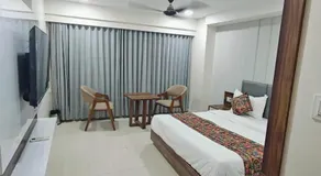 HOTEl MAPLE LEAF - Image 2