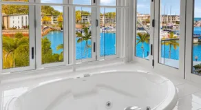 Waterfront 'Beachside' Apartment - Ocean View, Central location, Pool, Wifi, King bed, Deluxe Spa Ensuite - Image 3