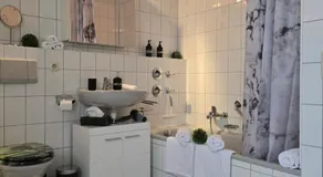 Geräumige Wohnung mit Balkon, Küche & Parkplatz nahe Bahnhof - Image 2