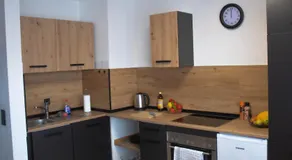 Modernes Studio mit großem Balkon, vollausgestatteter Küche und idealem Arbeitsplatz für Home Office - Image 3