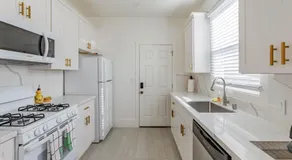 4 - Berkeley Private Apartment with Parking & Laundry - Image 4