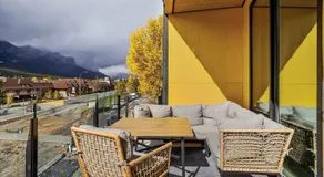 Scenic Views in a Luxurious Townhouse - Image 4