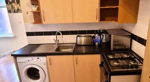 Spacious Apartment Near Rochdale Centre Train Tram Bus Free Parking Fast Wi-Fi - Image 4