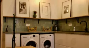 Chic and nenwly renovated apartment - central location - Image 3