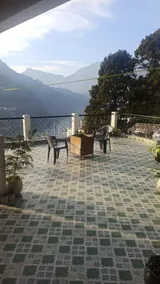 Gayatri Niwas Luxury Room - Lake Mountain View - Image 3