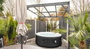 Unwind 2Bed with Garden, Sauna and Hot Tub - Image 5
