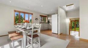 Beachside Luxury - Laingholm Holiday Apartment - Image 4
