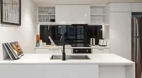Stylish Condo Apartment with Stunning Rooftop Views & Pool, Gym and Hot Tubs by Peppy Beach Retreats - Image 4
