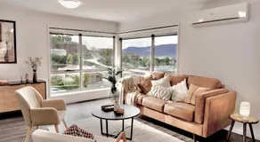 Modern holiday home in Hobart - Stunning Mountain & Water views - Image 2