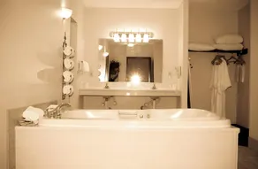 Clover Island Inn - Image 5