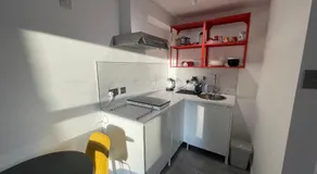 Modern studio apartment; 10min walk to town & quay - Image 2