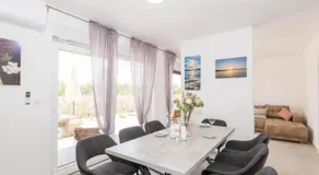Apartment mit privatem Pool, Garten und Terrasse - Image 5