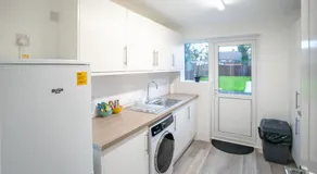 Dunstable 3-Bed House Sleeps 6 Driveway Parking Near Town Centre & Transport Links Close to Whipsnade Zoo Ideal for Families & Contractors - Image 5
