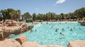 Appartement adapté aux familles avec terrasse, piscine et jardin - Image 5