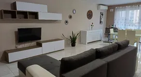 Large 3 bedroom - central Bugibba - Image 2