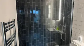 Royal Wharf Luxury Waterfront Apartment near Canary Wharf & ExCeL London 15 Min Elizabeth Line Access to Central London - Image 2