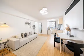 People's Square, 4 Bedrooms, 2 Baths, Nanjing Road, Yu Garden - Image 2