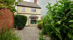 Maintenance, Transport, Medical Teams Bargain, 3 Bed Detached House, Mold, Sleeps 1 to 5 - Image 3