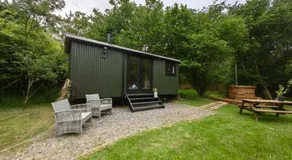 Bell Nook- Shepherd's hut with a spacious wood-fired hot tub - Image 2