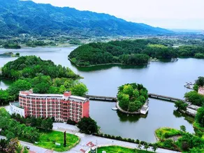 Longshui Lake Dalong Bay Hotel - Image 4
