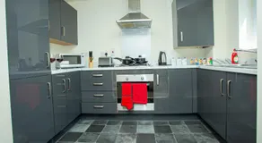 Lake View Apartment - Image 4