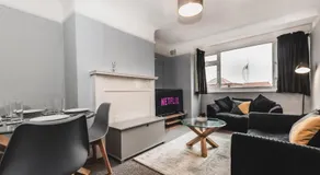 BEST PRICE! Perfect Gunwharf Accommodation - 5 single beds or Kingsize FREE PARKING - Image 2