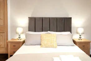 Luxurious 4 Bed House sleeps 11, Parking/Garden - Image 2