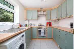 Modern 2BR Apartment w/ Free Parking in Redhill - Image 3
