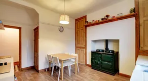 Spacious Victorian Townhouse near HCC with off street parking - Image 5