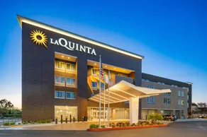 La Quinta Inn & Suites by Wyndham La Habra - Image 2