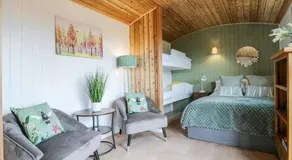 Luxury Shepherd Hut with Private Hot Tub - Image 2