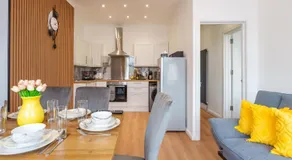 Stylish 3 Bedroom Sea View Apartment -Free Parking- Sleeps 9 - Image 2