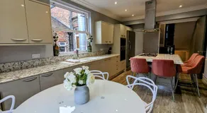 Robert Bolt House, Free Parking, 1 Minute to Metrolink - Image 5