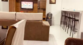 Apartamento até 10 pessoas na enseada Guarujá em condomínio clube praia piscinas salão jogos quadra futebol campo parquinho brinquedos Wi-fi Home office - Image 2