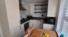 Contemporary 2-Bed Apartment with Parking Bedford - Image 2