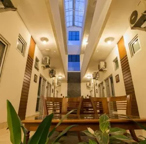 Hotel Poncowinatan - Tugu - Image 4