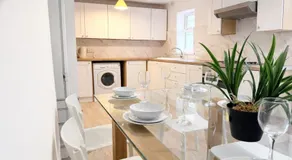 Modern 4 bedroom property 8 beds wifi smart tv games room pool table - Image 4
