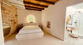Hydria Guest House Art Gallery Dimora d artista con terrazza e vasca idromassaggio nel cuore del borgo antico Artists Home with terrace and jacuzzi in the heart of the old town - Image 2