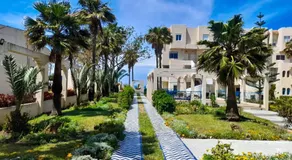 Seafront overlooking beach - Image 4