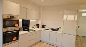 Gorgeous Riverside Flat with Free Parking & Wi-Fi - Image 4