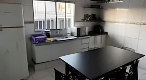 Refúgio aconchegante com garagem, ônibus e trem - Image 3