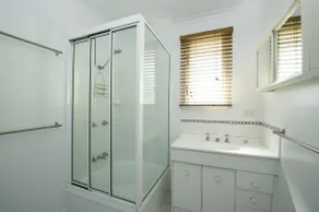 Picnic Bay Apartments Unit 4 - Image 3