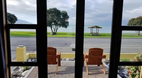 The Anchor Inn Beachfront Motel - Image 4