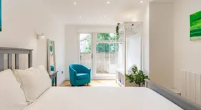Central Bright 3 Bed Flat with Pool & Parking - Image 2