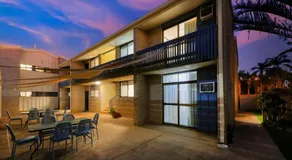 Emerald Gardens Motel & Apartments - Image 5