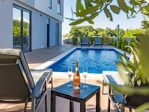 Villa with Pool, Game Room, Garden - Image 4