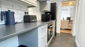 Cute two bedroom house with free street parking - Image 4