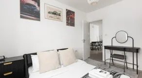 New! Contemporary 2BR Flat in South Croydon - Image 3